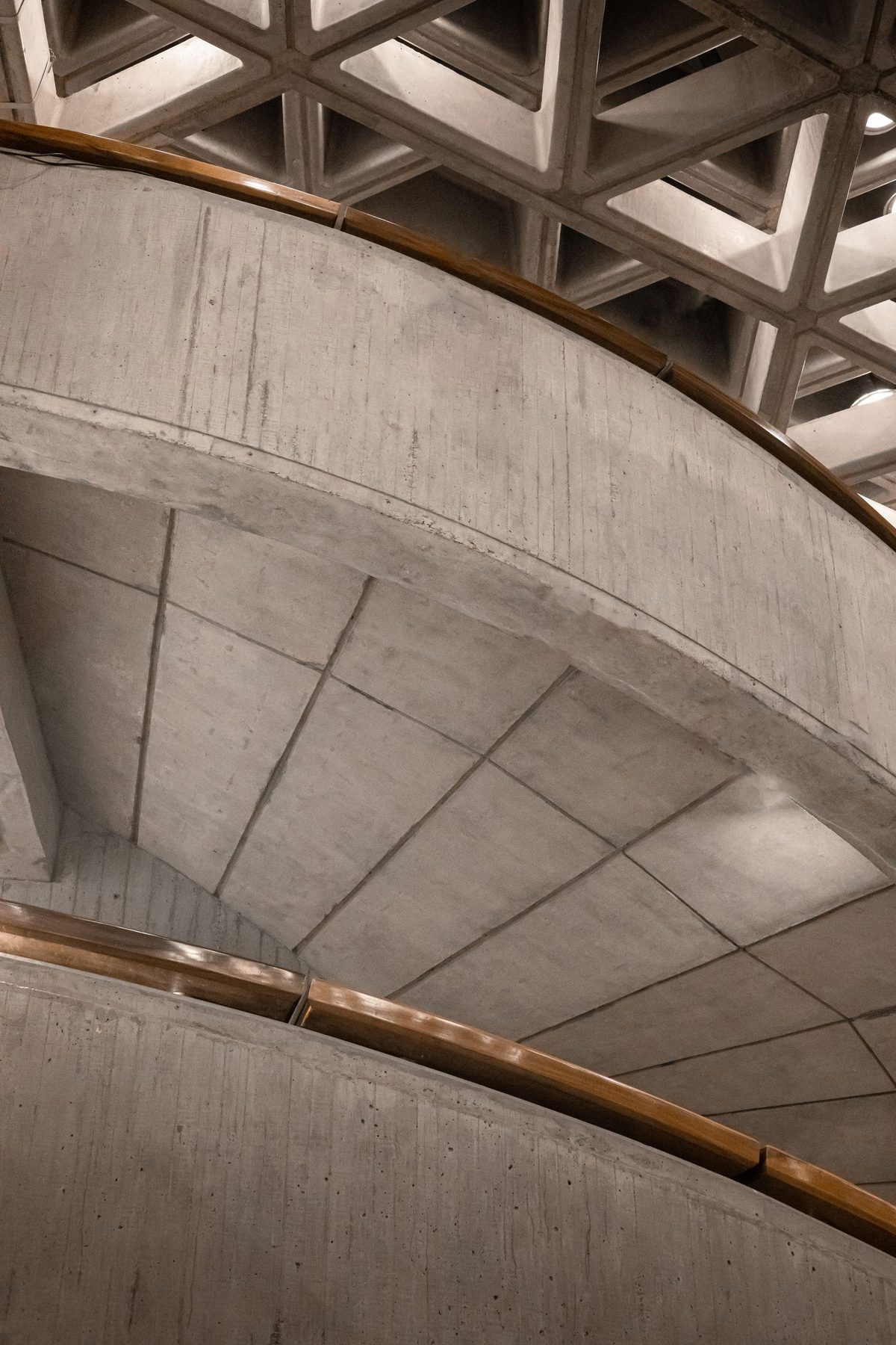 Skulpturale Treppe in Betonoptik – Detailansicht 1