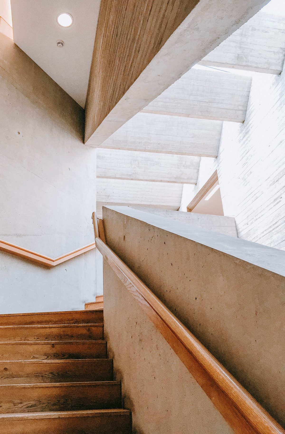 Skulpturale Treppe in Betonoptik – Detailansicht 3